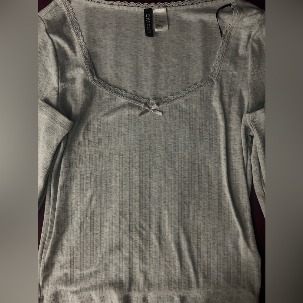 H&M - (Divided) Grey point Elle long sleeve shirt